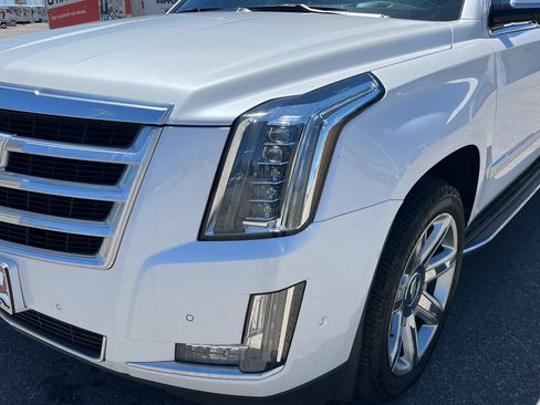 Certified 2019 Cadillac Escalade ESV Luxury AWD/4WD image 9