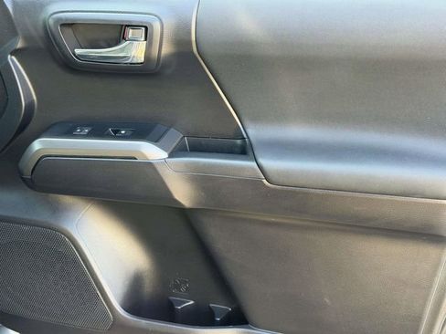 Used 2019 Toyota Tacoma TRD Off-Road image 8