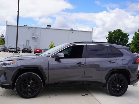 Used 2022 Toyota RAV4 SE w/ Convenience Package image 3