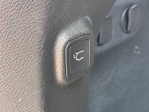Used 2019 Jeep Cherokee Limited FWD image 19
