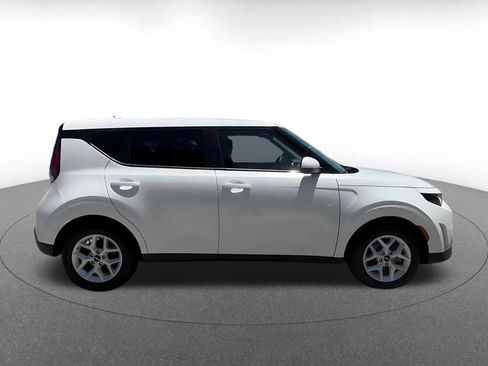 Used 2025 Kia Soul LX w/ LX Technology Package FWD image 16