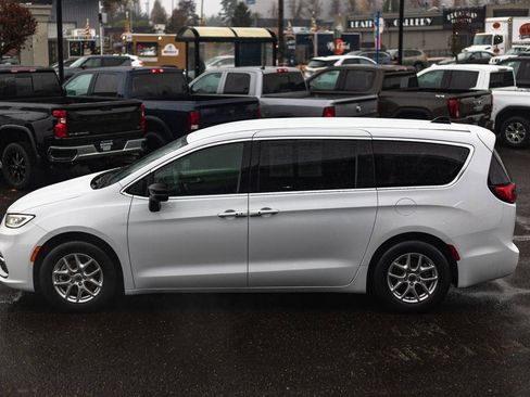 Used 2024 Chrysler Pacifica Touring-L FWD image 11