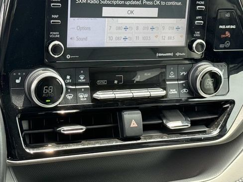 Used 2021 Toyota Highlander XLE AWD/4WD image 22
