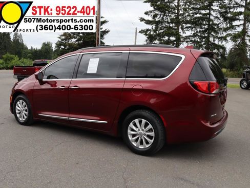 Used 2017 Chrysler Pacifica Touring-L FWD image 6