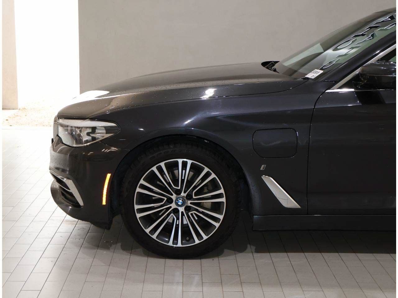 Used 2018 BMW 530e xDrive w/ Premium Package AWD/4WD image 4