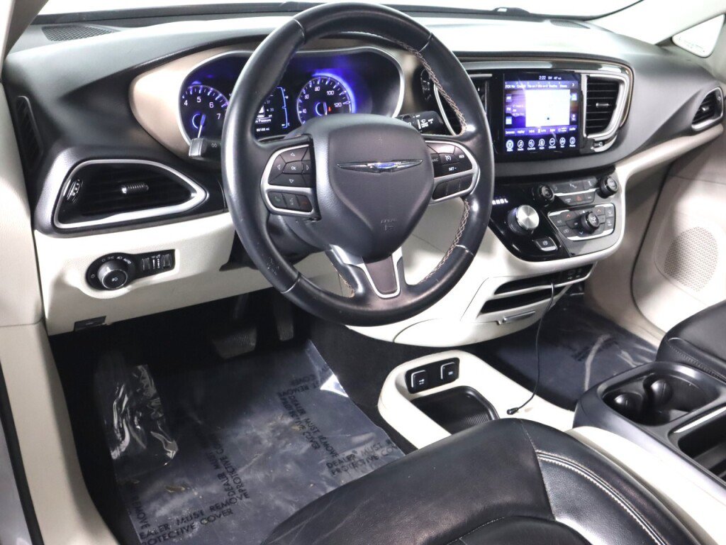 Used 2017 Chrysler Pacifica Touring-L FWD image 9