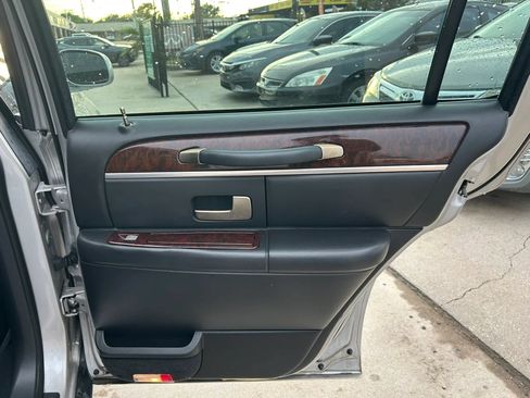 Used 2009 Lincoln Town Car Signature Limited RWD image 18