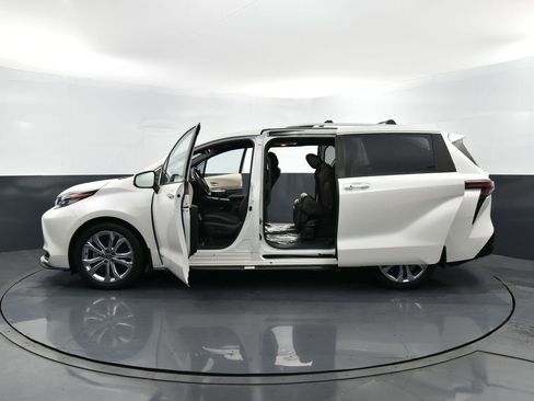 Used 2021 Toyota Sienna Platinum image 37