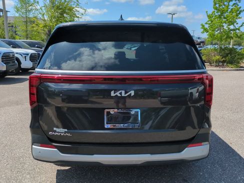Used 2025 Kia Carnival FWD image 5