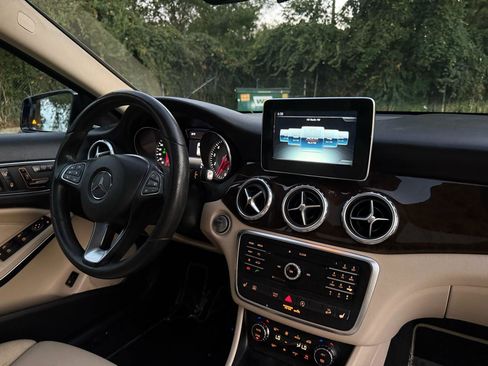 Used 2017 Mercedes-Benz GLA 250 4MATIC w/ Premium Package image 18