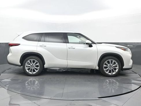 Used 2023 Toyota Highlander Limited FWD image 2