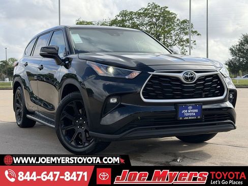 Used 2022 Toyota Highlander LE image 2