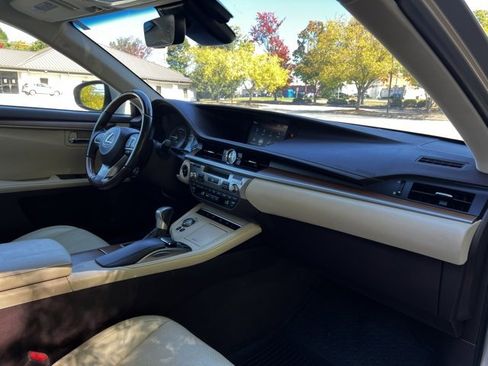 Used 2017 Lexus ES 300h w/ Luxury Package image 27