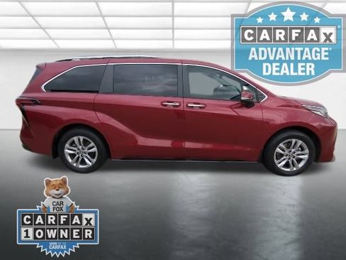 Used 2024 Toyota Sienna Limited image 33