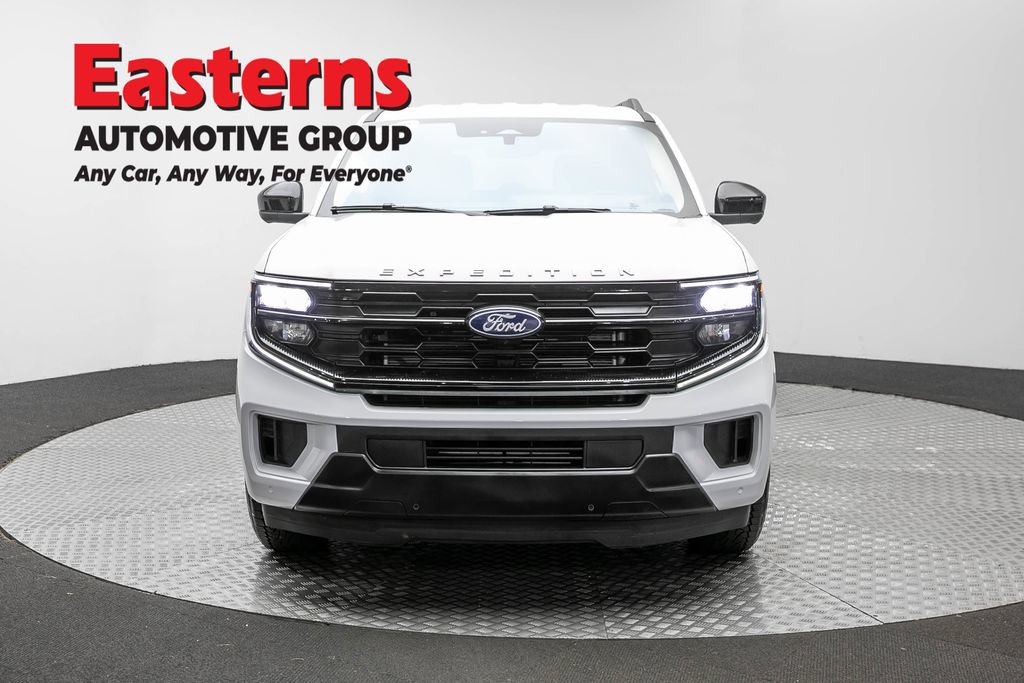 Used 2025 Ford Expedition Active AWD/4WD image 3