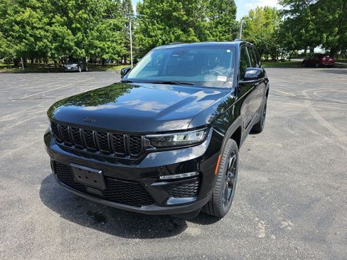 Used 2023 Jeep Grand Cherokee Limited w/ Black Appearance Package AWD/4WD image 2