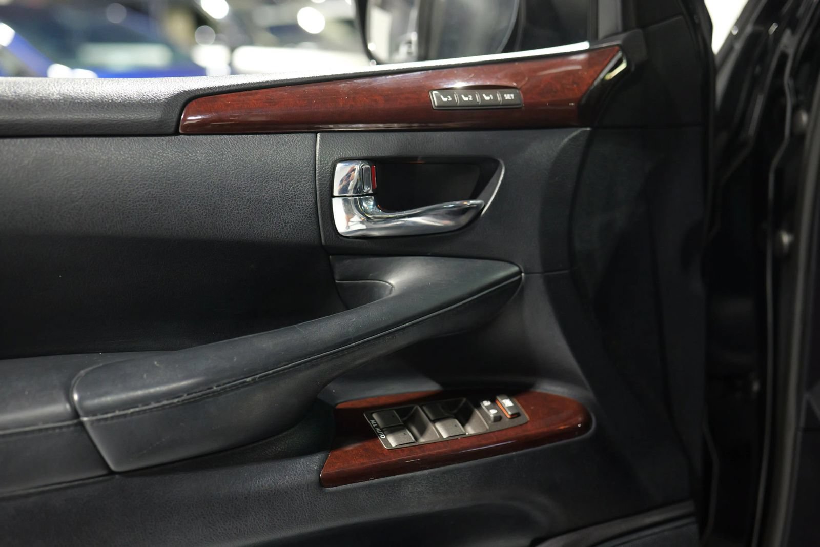 Used 2013 Lexus LX 570 4WD w/ Luxury Pkg image 24