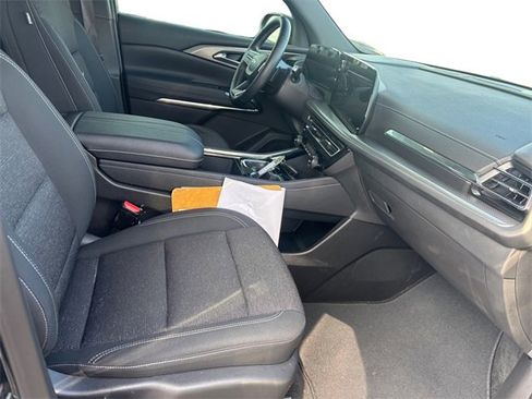 Used 2025 Chevrolet Traverse LT image 15