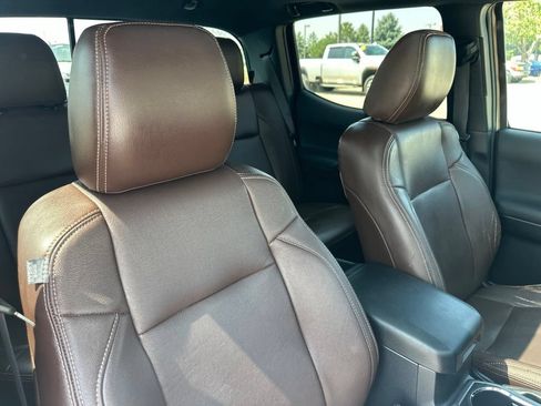 Used 2017 Toyota Tacoma TRD Off-Road w/ Premium & Technology Package AWD/4WD image 27