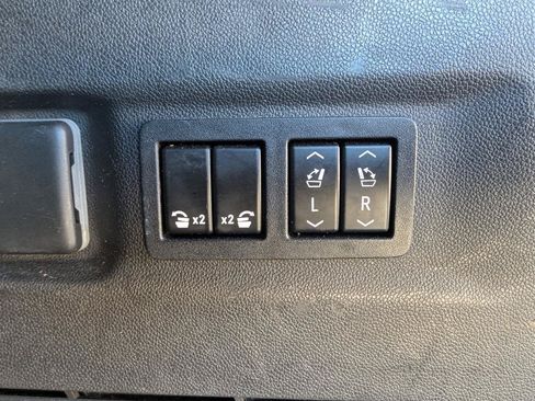 Used 2022 Chevrolet Suburban Premier AWD/4WD image 32