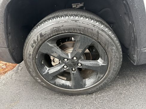 Used 2024 Jeep Grand Cherokee Altitude image 13