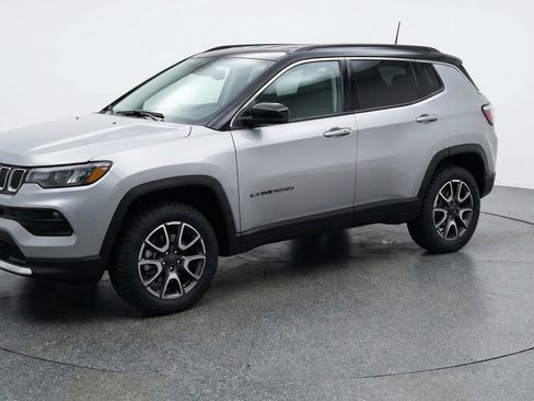 Used 2025 Jeep Compass Trailhawk AWD/4WD image 3