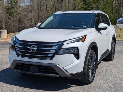 Used 2025 Nissan Rogue SL w/ Tech Package image 5