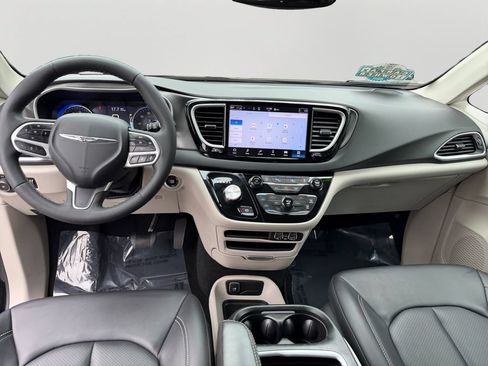 Used 2024 Chrysler Pacifica Touring-L FWD image 16