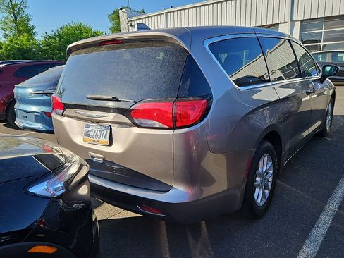 Used 2017 Chrysler Pacifica Touring FWD image 7