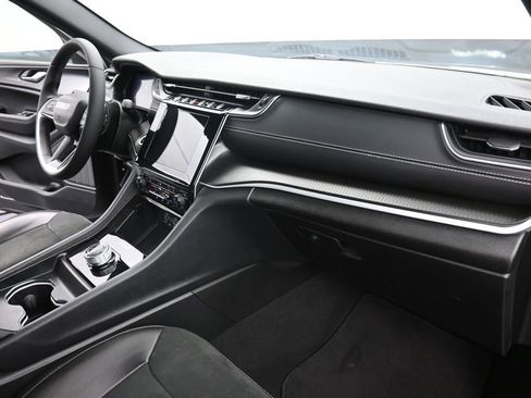 Used 2024 Jeep Grand Cherokee Altitude image 16