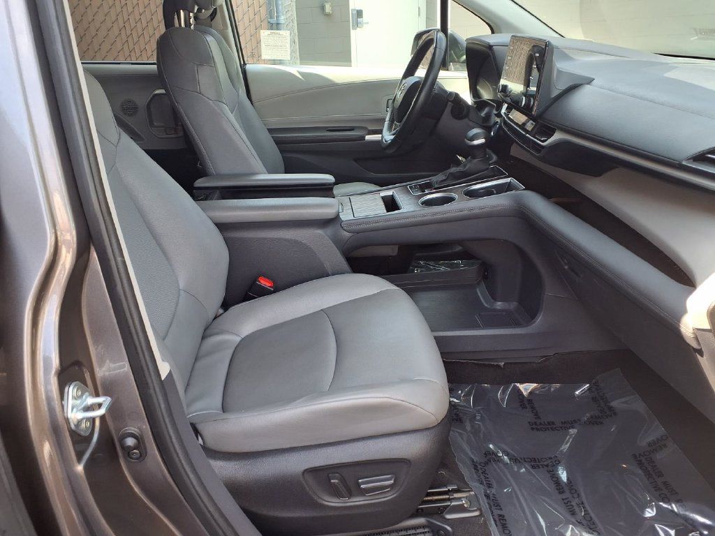 Certified 2024 Toyota Sienna XLE FWD image 37