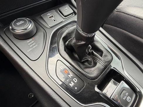 Used 2020 Jeep Cherokee Limited AWD/4WD image 35