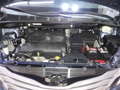 Used 2015 Toyota Sienna XLE FWD image 12