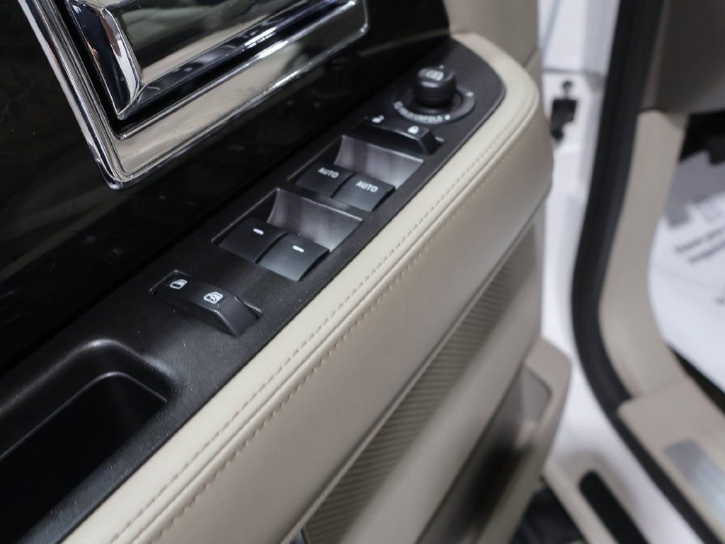 Used 2016 Lincoln Navigator L Select AWD/4WD image 18