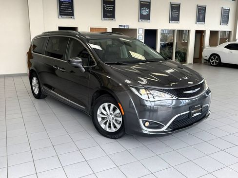Used 2018 Chrysler Pacifica Touring-L FWD image 59