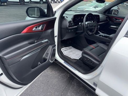 Used 2024 Chevrolet Traverse RS image 14