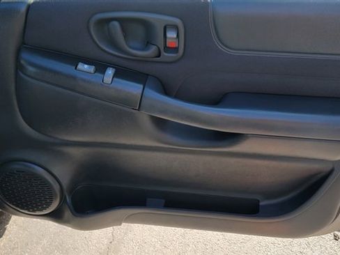 Used 2003 Chevrolet S10 Pickup LS image 28