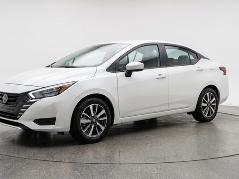 Used 2025 Nissan Versa SV image 3