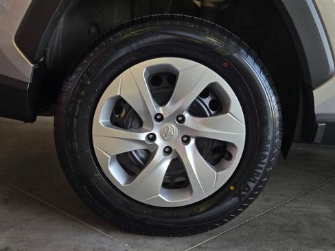 Used 2022 Toyota RAV4 LE AWD/4WD image 5