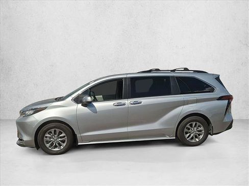 Used 2022 Toyota Sienna XLE FWD image 10