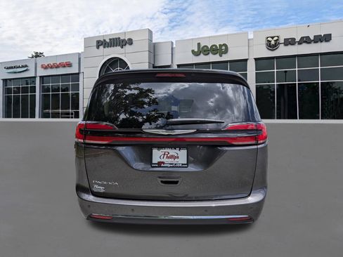 Certified 2022 Chrysler Pacifica Touring-L w/ Uconnect Theater Family Group FWD image 4