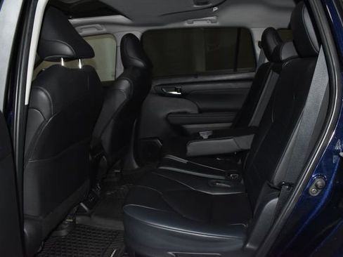 Used 2024 Toyota Highlander XLE image 32