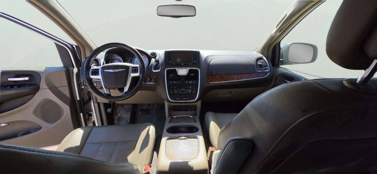 Used 2012 Chrysler Town & Country Touring-L w/ Entertainment Group #2 FWD image 9