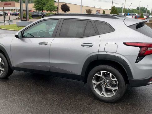 Certified 2024 Chevrolet Trax LT w/ LT Convenience Package FWD image 6