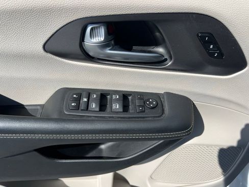 Used 2024 Chrysler Pacifica Touring-L FWD image 25