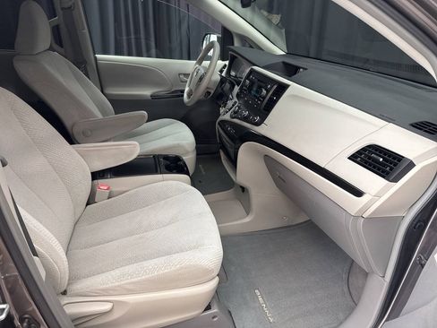 Used 2011 Toyota Sienna LE FWD image 21