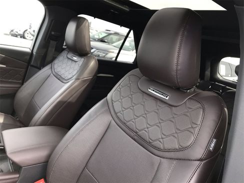 Used 2025 Ford Explorer Platinum w/ Ultimate Package image 11