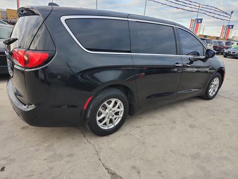 Used 2020 Chrysler Pacifica Touring image 5