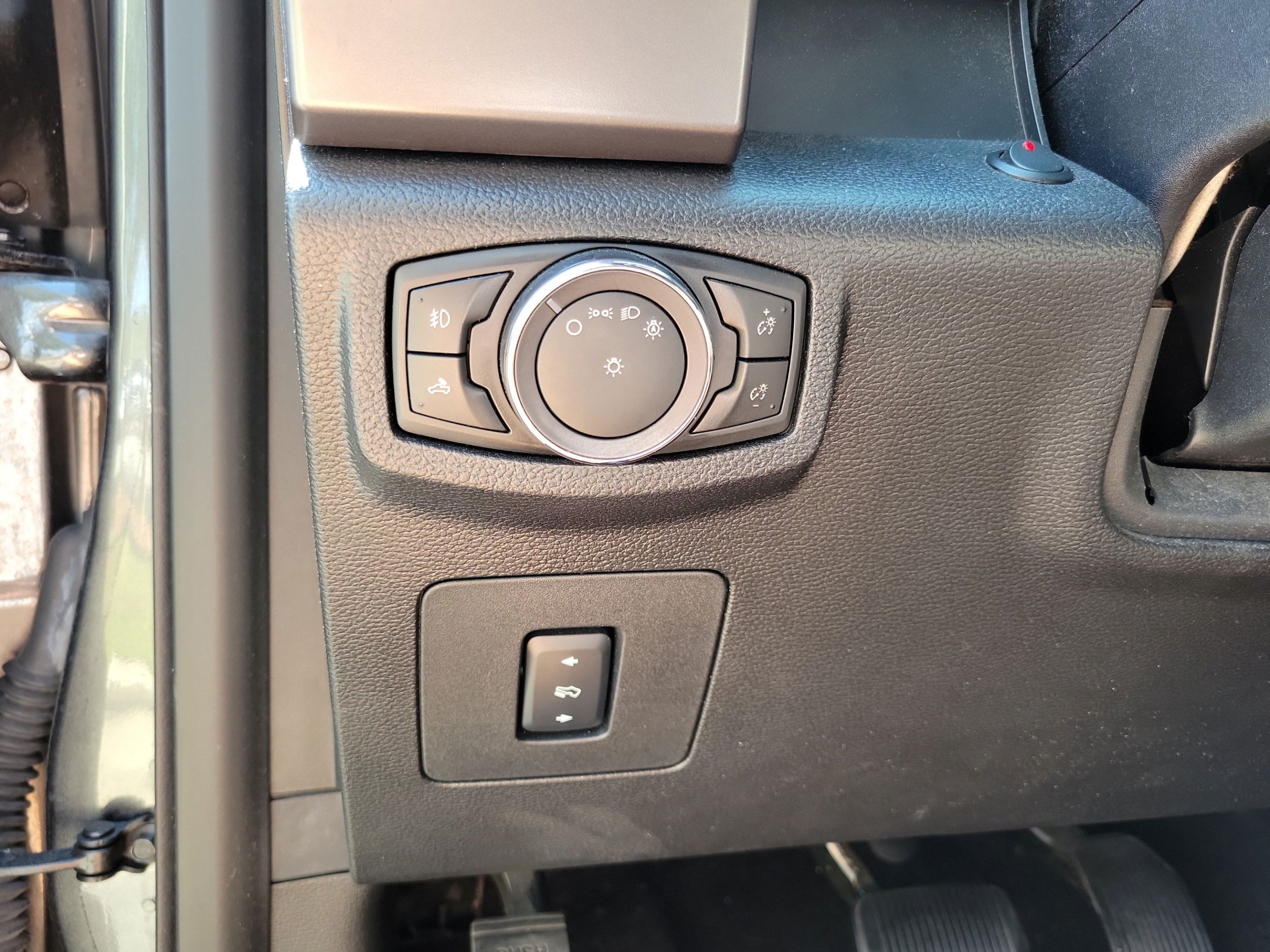 Used 2017 Ford F150 XLT w/ Equipment Group 302A Luxury AWD/4WD image 13