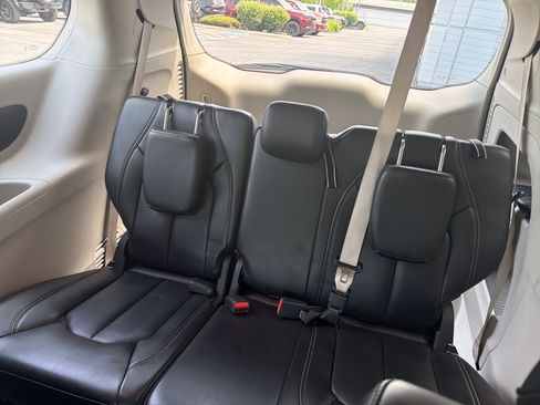 Used 2023 Chrysler Pacifica Touring-L FWD image 14